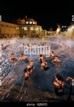 L'augmentation de la vapeur des bains Szechenyi sur une froide nuit d'hiver à Budapest, Hongrie Banque D'Images