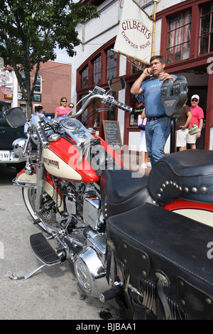 Une Harley Davidson garée sur le bord de la route, Portland, États-Unis d'Amérique Banque D'Images