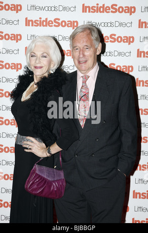 LINDA THORSON & GUEST SOAP AWARDS 2008 À LONDRES ANGLETERRE CAMDEN CAMDEN GILGAMESH 29 Septembre 2008 Banque D'Images