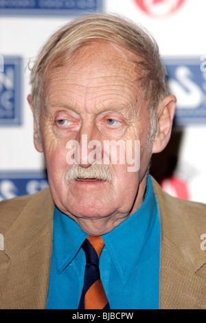 TREVOR BAYLIS OLDIE DE L'ANNÉE 2009 DANS LES SIMPSON STRAND LONDRES THE STRAND Londres Angleterre 24 Février 2009 Banque D'Images