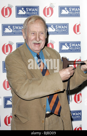 TREVOR BAYLIS OLDIE DE L'ANNÉE 2009 DANS LES SIMPSON STRAND LONDRES THE STRAND Londres Angleterre 24 Février 2009 Banque D'Images