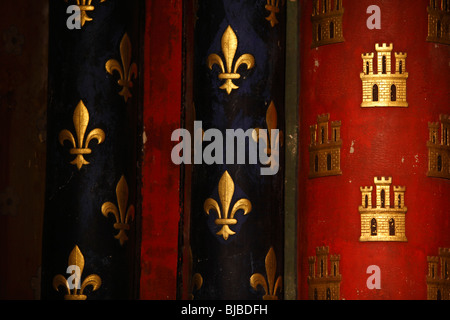 Motif sur le mur de l'étage inférieur de la chapelle palatine, la Sainte-Chapelle, Paris, France. Banque D'Images