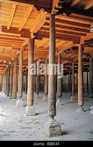 Des colonnes en bois à l'intérieur de la mosquée Juma, Khiva, Ouzbékistan Banque D'Images