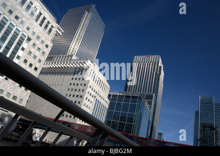 Canary Wharf de Londres sur l'Isle of Dogs. 2 trains Docklands Light Railway en mouvement se croisent laissant la station DLR Canary Wharf Banque D'Images