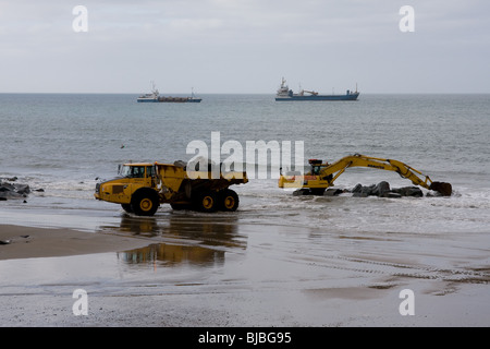 Déménagement roches sur la plage, tywyn Banque D'Images