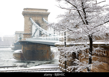 Pont à chaînes Széchenyi lánchid Széchenyi () dans une tempête de neige, qui traverse le Danube, Budapest, Hungay Banque D'Images