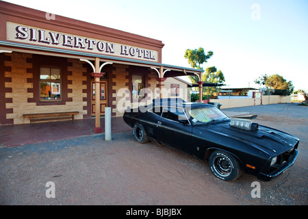 Réplique voiture Mad Max en face de Silverton Hotel outback, NSW, Australie Banque D'Images