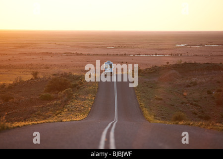 Un camping-car conduisant par Australian Outback, Silverton , Australie Banque D'Images