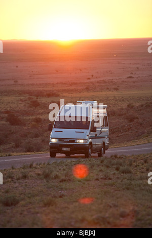 Un camping-car conduisant par Australian Outback, Silverton , Australie Banque D'Images