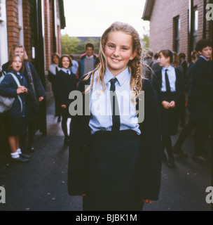 Un élève de l'enseignement secondaire britannique lycéenne en uniforme à l'extérieur de son école secondaire au Pays de Galles, UK KATHY DEWITT Banque D'Images