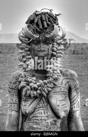 Personnes âgées de la tribu Mursi Femme avec des colliers de coquillages, vallée de l'Omo, Ethiopie Banque D'Images