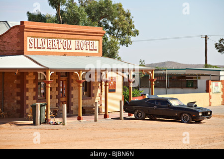 Réplique voiture Mad Max en face de Silverton Hotel outback, NSW, Australie Banque D'Images