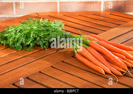 Un tas de carottes fraîches sur une table Banque D'Images