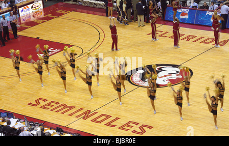 Florida State University cheerleaders et effectuer l'équipe de danse lors d'une pause dans l'action Banque D'Images