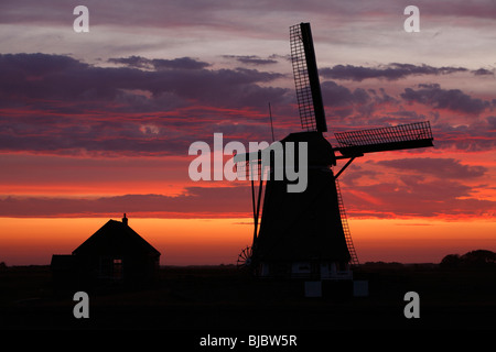 Coucher du soleil à moulin à vent traditionnel, de Moll - Oost, île de Texel, Hollande Banque D'Images