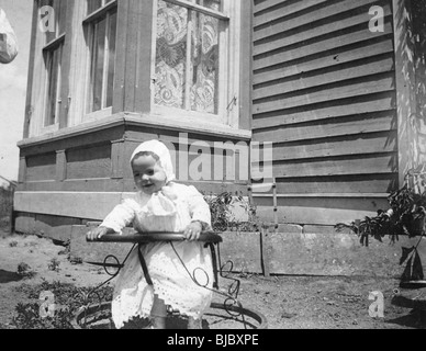 Un bébé à l'extérieur d'une maison au tournant du 20ème siècle au Caire, à l'Illinois la construction bois enfant enfance jeunesse 1910 Banque D'Images