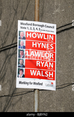 Un generaic signe du travail Vote sur un lampadaire à Wexford Wexford Ville au cours des élections du conseil d'Arrondissement de juin 2009. Banque D'Images