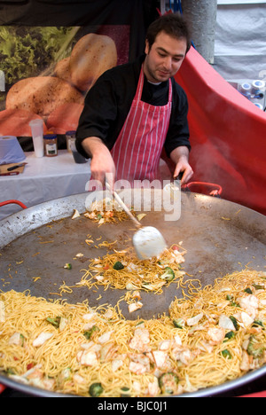 Man selling Sauté de nouilles de légumes au marché international de New York, York, Angleterre. Banque D'Images