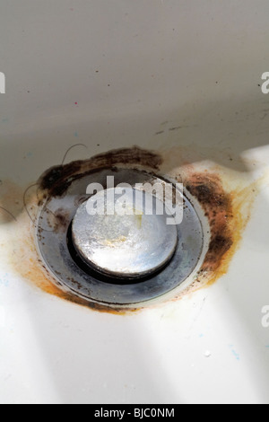 Dégoûtant état d'un évier de salle de bains Banque D'Images