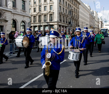 Une fanfare dans la St Patricks Day Parade à Londres. Banque D'Images