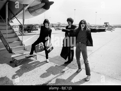 Thin Lizzy en tournée en Scandinavie en 1979. Gary Moore, Phil Lynott et Scott Gorham à quitter l'aéroport de Kastrup pour Stockholm Banque D'Images