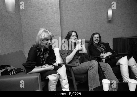 Thin Lizzy en tournée en Scandinavie en 1979.Scott Gorham avec les fans de l'arrière-scène Banque D'Images