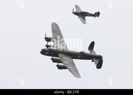 Avro Lancaster et Hawker Hurricane de la Battle of Britain Memorial Flight Banque D'Images