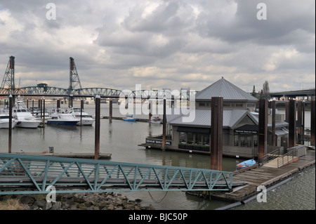 Un restaurant de fruits de mer sur la rivière Willamette et le pont Hawthorne dans l'arrière-plan, Portland, OR, USA 100304 34901  Banque D'Images