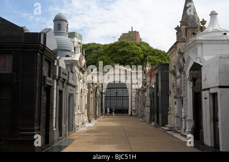 Les touristes dans la rangée d'anciens mausolées dans une rue de recoleta cemetery capital federal buenos aires Banque D'Images