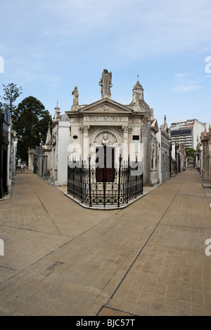 Rangée de mausolées plus âgés dans une rue de recoleta cemetery Capital Federal Buenos Aires Argentine Amérique du Sud Banque D'Images