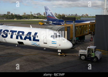 Zones austral lineas McDonnell Douglas MD-81 LV-BHH avion sur stand à l'aéroport Aeroparque Jorge Newbery de Buenos aires aep Banque D'Images