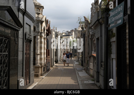 Les touristes à pied rangée de vieux mausolées dans une rue de recoleta cemetery capital federal buenos aires Banque D'Images