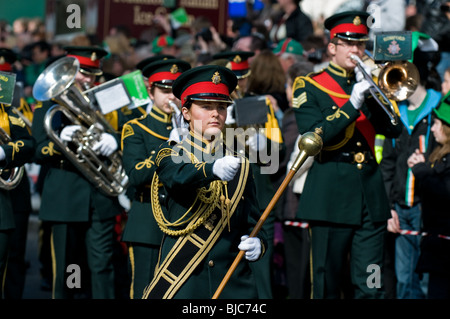 Le tambour et trompette Romford Corp marchant dans la St Patricks Day Parade à Londres. Banque D'Images