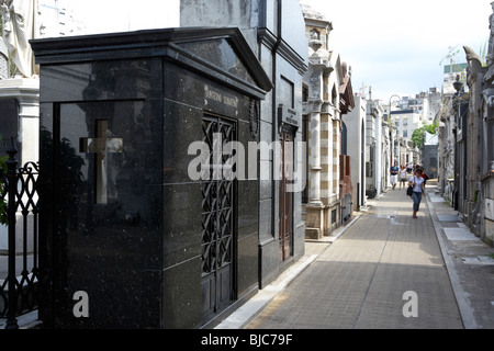 Les touristes à pied rangée de vieux mausolées dans une rue de recoleta cemetery Capital Federal Buenos Aires Argentine Banque D'Images