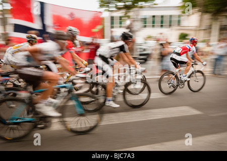 Kurt Asle Arvesen passant Arles dans le Tour de France 2009. Banque D'Images