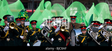 Le tambour et trompette Romford Corp marchant dans la St Patricks Day Parade à Londres. Banque D'Images