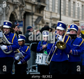 Une fanfare dans la St Patricks Day Parade à Londres. Banque D'Images