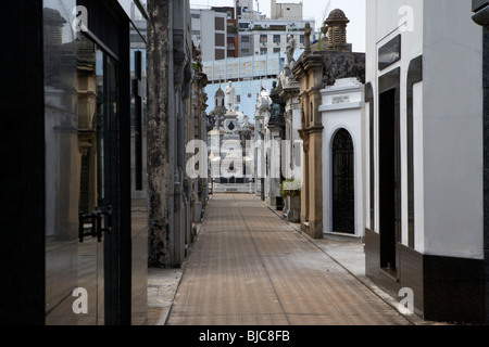 Rangée de mausolées plus âgés dans une rue de recoleta cemetery Capital Federal Buenos Aires Argentine Amérique du Sud Banque D'Images