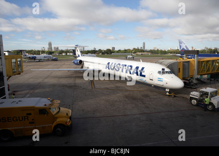 Zones austral lineas McDonnell Douglas MD-81 LV-BHH avion sur stand à l'aéroport Aeroparque Jorge Newbery de Buenos aires aep Banque D'Images