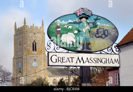 Panneau du village et l'église St Mary, Great Massingham, Norfolk. Banque D'Images