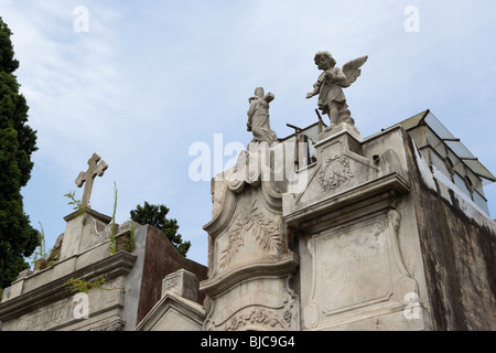 Sculptures et statues de chérubins au-dessus du rang des anciens mausolées dans une rue de recoleta cemetery capital federal buenos aires Banque D'Images