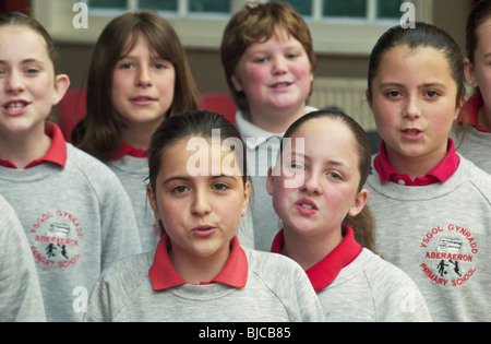 Chorale de l'école primaire d''Aberaeron répéter dans le Memorial Hall Aberaeron Ceredigion West Wales UK Banque D'Images