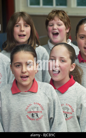 Chorale de l'école primaire d''Aberaeron répéter dans le Memorial Hall Aberaeron Ceredigion West Wales UK Banque D'Images