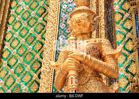 Golden Temple statue démoniaque décoration à Wat prakaew, Bangkok, Thaïlande Banque D'Images