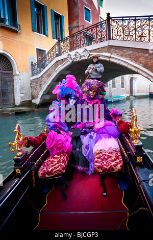 Carnaval costumé participants dans une gondole, Venise, Italie Banque D'Images