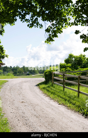 Chemin de terre serpentant à travers la campagne Banque D'Images