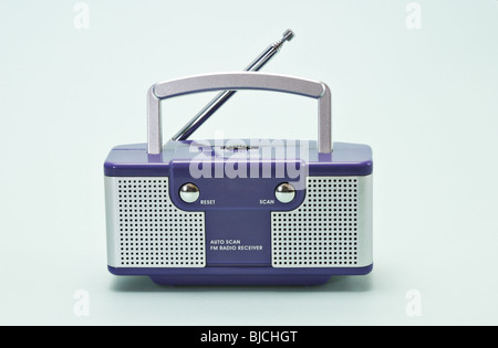 Récepteur radio FM avec antenne sur fond bleu clair Banque D'Images