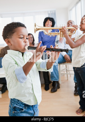 African American Family en regardant les enfants jouer instruments Banque D'Images