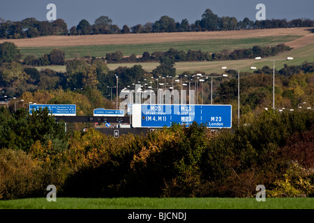 Sur les panneaux d'autoroute M23/M25 Junction près de dunes du nord, Merstham, Surrey Banque D'Images