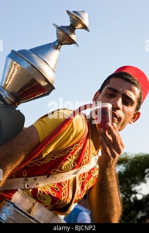 Vendeur de jus de cerises dans l'usure traditionnelle ottomane, Istanbul, Turquie Banque D'Images